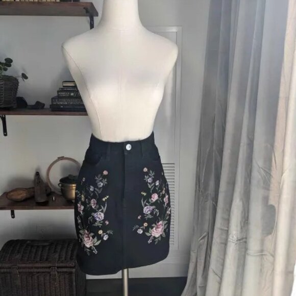 Black Denim Floral Embroidered Skirt - Picture 2 of 7